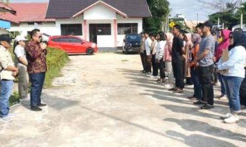 Foto : Sebanyak 300 orang yang tergabung dalam kontingen Barsel menuju pelaksanaan Jambore Pendidikan Kalteng Berkah 2024 di Palangka Raya, dilepas oleh Kadisdik Barsel di Halaman SMAN 2 Buntok, Jumat (25/10/2025).