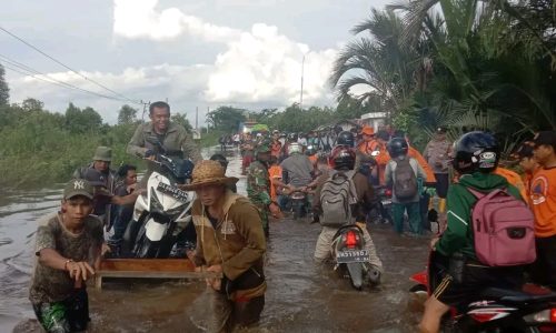 Foto : Direndam banjir yang semakin meningkat, sejumlah titik di ruas jalan akses menuju kota Buntok dari arah Palangka Raya di ruas Desa Lembeng dan Mabuan, mengalami putus dan harus dikawal oleh masyarakat setempat, BPBD, TNI dan Polri agar bisa dilewati dengan aman.