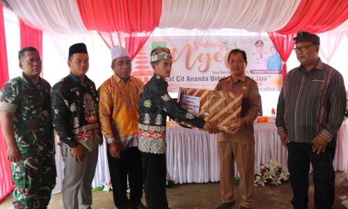 Foto : Selain penghargaan sebagai Desa Sadar Hukum, Pemerintah Daerah Barsel juga menyerahkan bantuan kepada Majelis Hindu Kaharingan Desa Mabuan pada perayaan Nyepi 1 Saka 1946 di Mabuan, Selasa (5/3/2024).