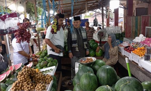 Foto : Permintaan agar jangan sampai ada pungli kepada para pedagang disampaikan oleh Deddy Winarwan pada saat berkunjung ke pasar ramadhan, Rabu (20/3/2024).