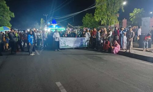 Foto : Puluhan ribu warga tumpah ruah di jalanan kota Buntok, Barsel menonton pelaksanaan festival tanglong dan bagarakan sahur yang digelar di Buntok, Kamis (4/4/2024) malam.