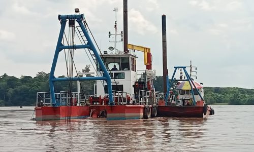 Foto : Diduga kapal keruk yang digunakan oleh PT. TriOP dalam melaksanakan aktivitas penambangan pasir sungai secara ilegal di wilayah desa Tanjung Jawa, Kecamatan Dusun Selatan, Barsel.