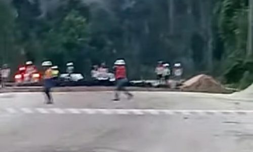 Foto : Proses evakuasi dua korban tewas di Jl. Hauling PT. TriOP